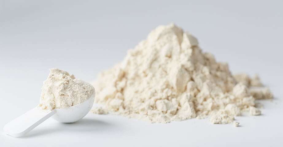 Die Verwendung von Kasein (Kaseinprotein - das Basisprotein der Milch) ist eine ideale Alternative zum Verzehr von Molkenprotein vor dem Schlafengehen. Die Einnahme von Casein wird vor dem Schlafengehen empfohlen, da es im menschlichen Körper sehr lange abgebaut wird.