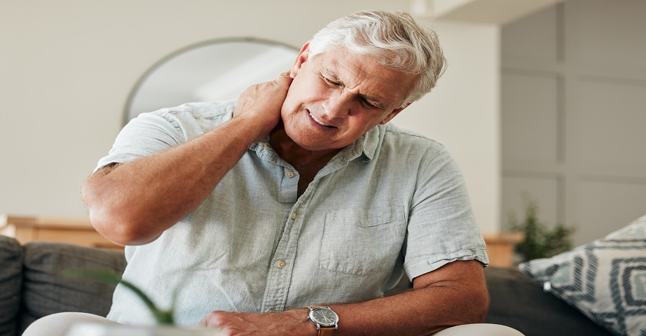 Häufig sind chronische Rückenschmerzen das erste Symptom einer Osteoporose.