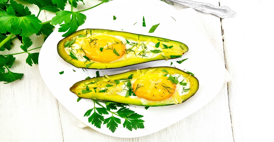 Ein Frühstück ohne Kohlenhydrate ist zum Beispiel ein im Avocado gebackenes Ei.